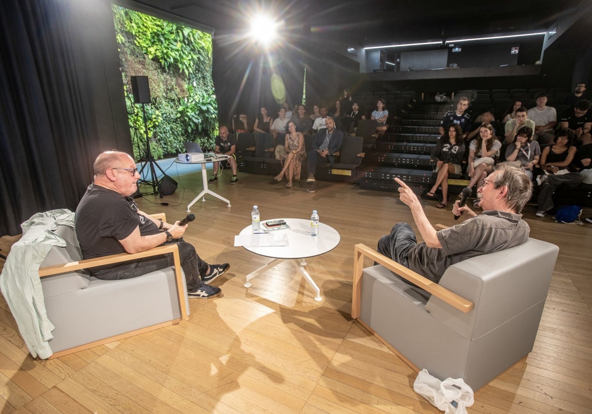 El periodista Guillermo Balbona y el artista Eduardo Gruber, durante su ponencia.