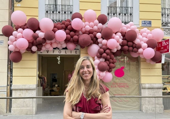 Paula Martínez a las puertas de su nuevo local en la calle Conde Salvatierra de Valencia, que abre hoy al público.
