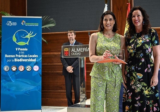 Gema Igual y María del Mar Vázquez, en la entrega del premio.