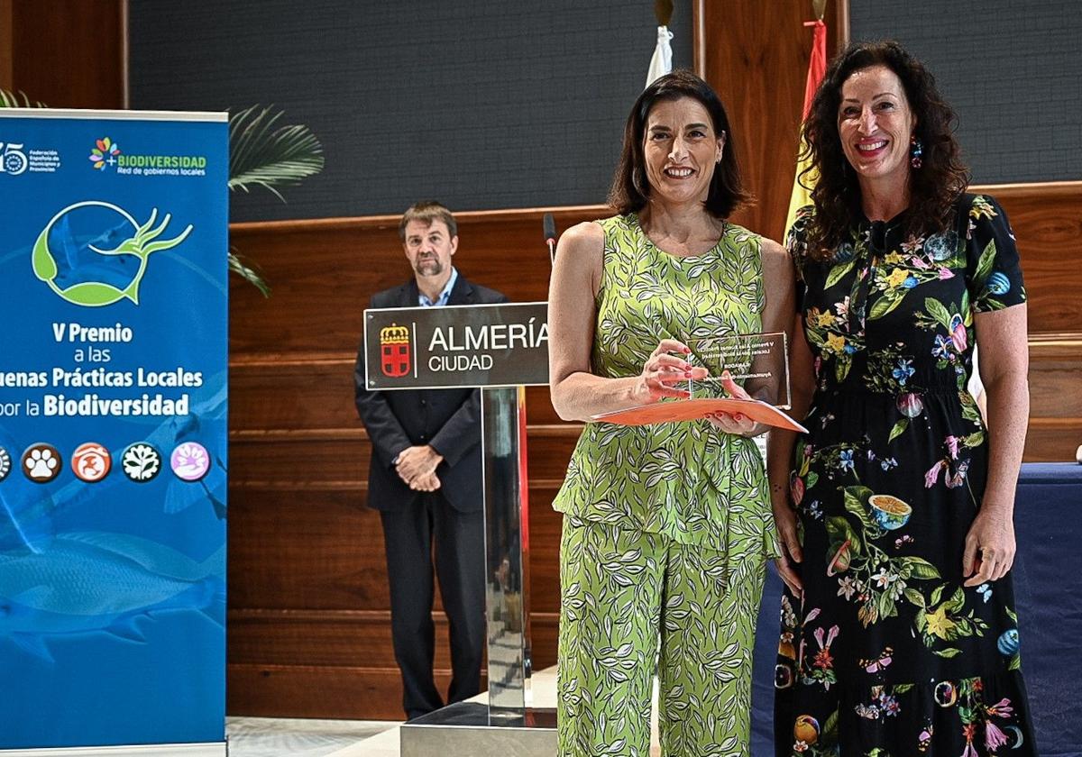 Gema Igual y María del Mar Vázquez, en la entrega del premio.