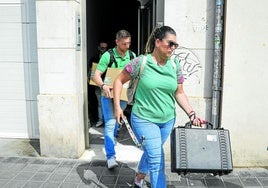Agentes de la UCO en el registro de la vivienda de Ábalos.