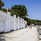 El edificio Rema, ubicado en la Segunda playa de El Sardinero, pintado de blanco, sin rastro de grafitis.