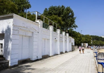 El edificio Rema, ubicado en la Segunda playa de El Sardinero, pintado de blanco, sin rastro de grafitis.