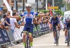 Jort Dockx levanta los brazos en señal de victoria en Renedo de Piélagos.