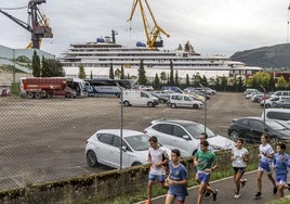 El crucero de lujo Evrima, en los muelles de Astander en 2021.