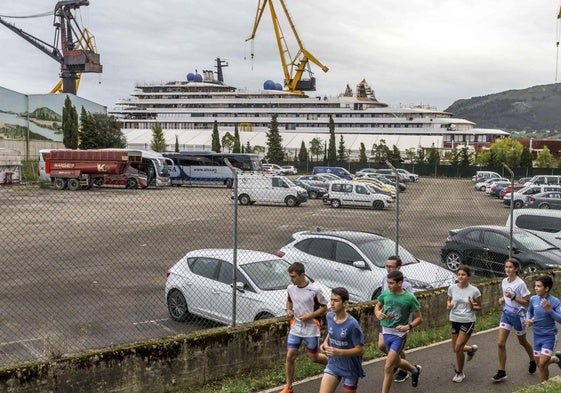 El crucero de lujo Evrima, en los muelles de Astander en 2021.