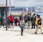 Peregrinos llegan en las lanchas que cruzan la bahía