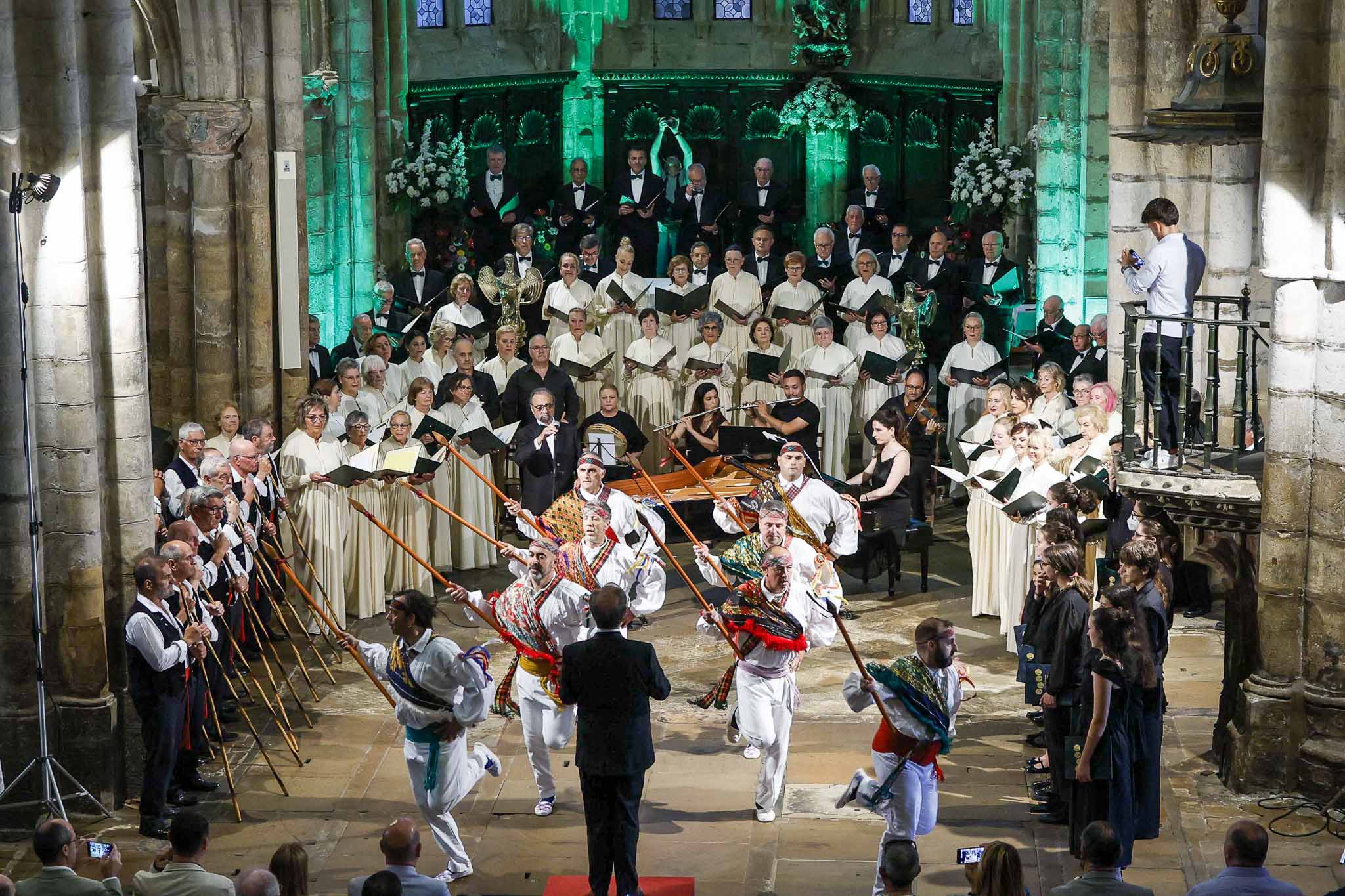 Además de la Coral Salvé, participaron en este concierto el Coro Ronda Valle de Camargo, el Grupo de Danzas de Nuestra Señora de Covadonga y la Escolanía del Astillero, junto a la Agrupación Musical Nuestra Señora de Covadonga.
