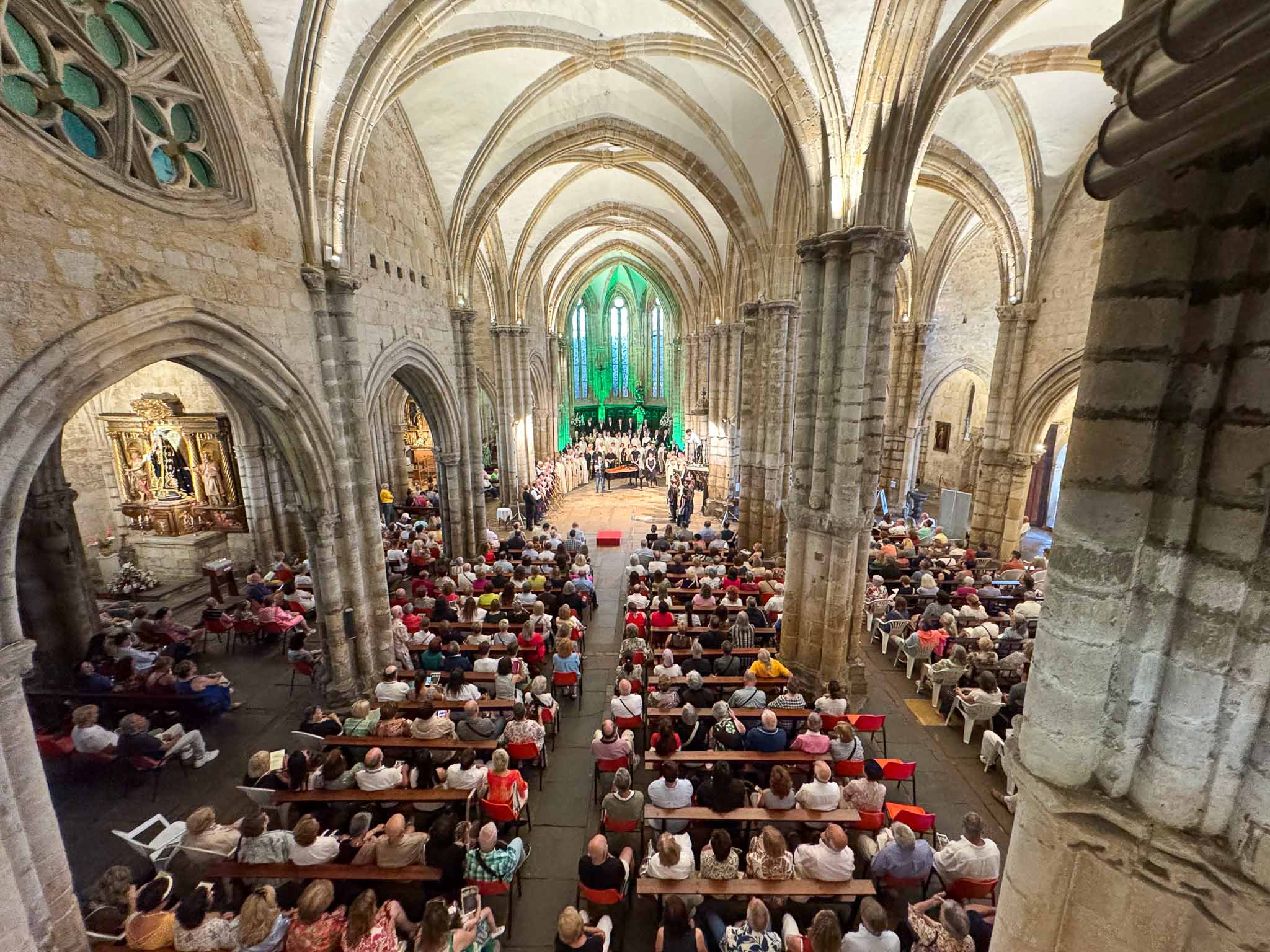 La iglesia de Santa María, que se llenó en este primer concierto conmemorativo, acogerá otros dos conciertos de celebración del 50 aniversario, una gala lírica el día 9 de agosto y la Misa Criolla Natividad Nuestra el día 18 de octubre