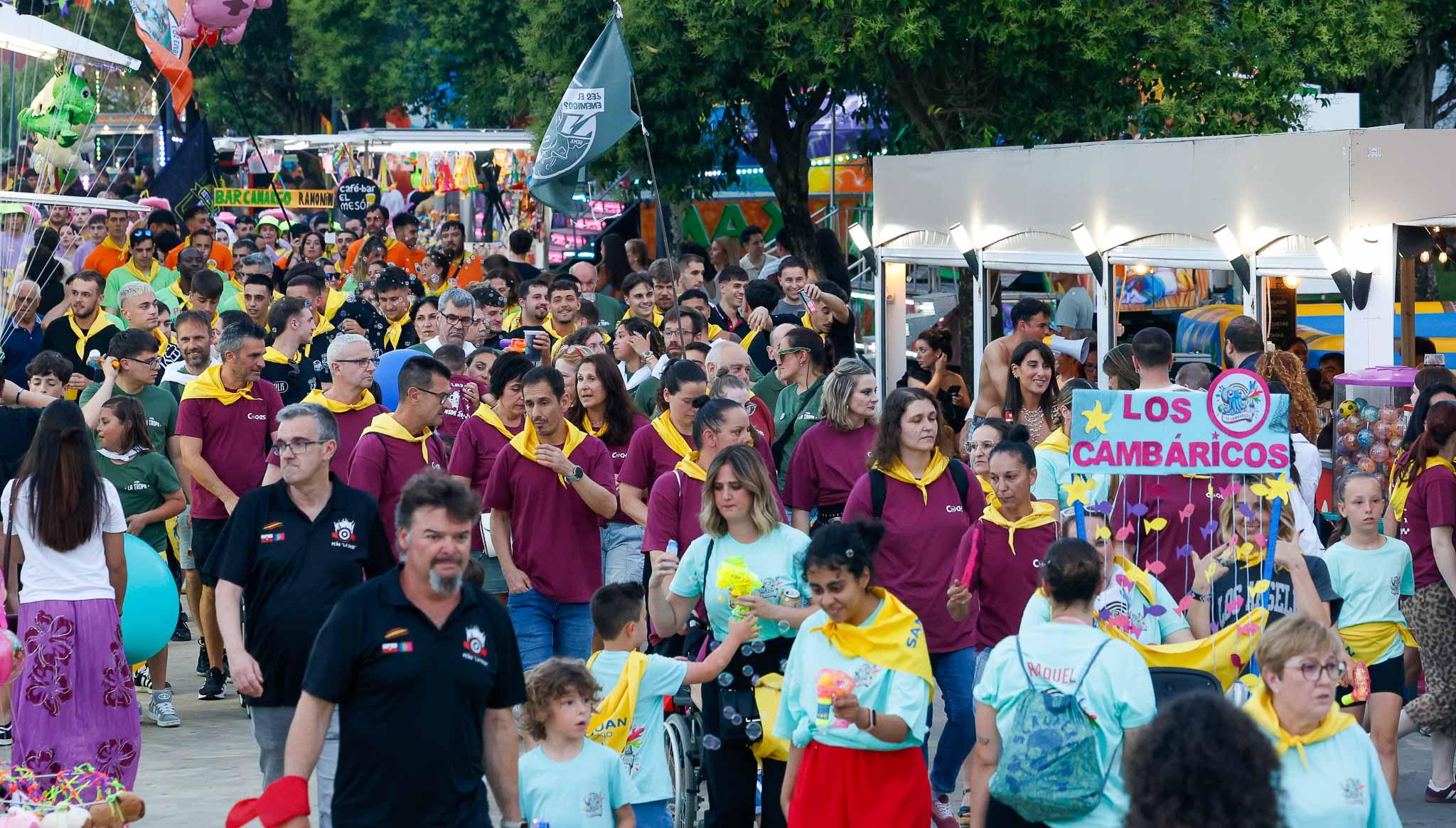 Peñistas se estrenan en el pasacalles que marcó el comienzo de los festejos.