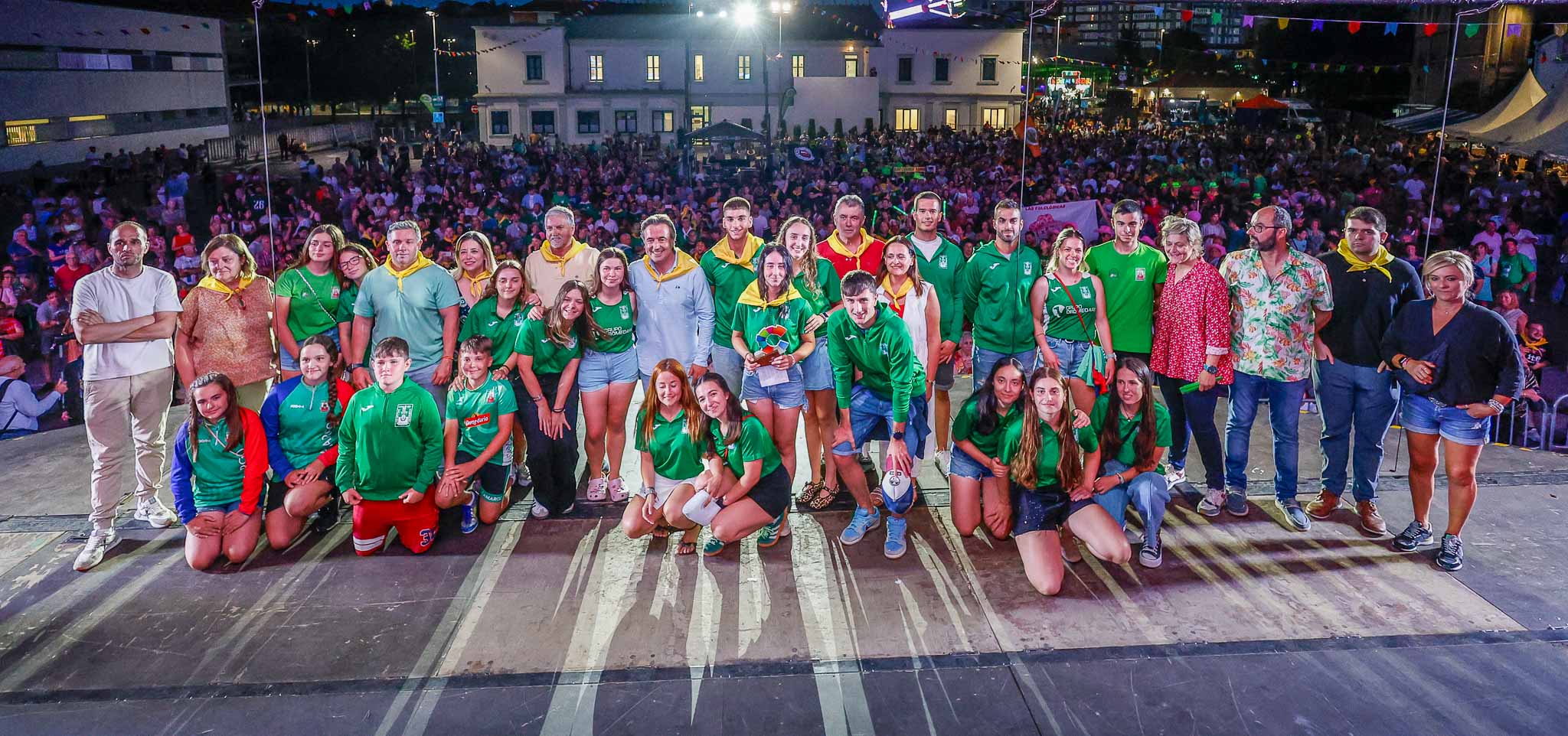 Las autoridades y los remeros y remeras del Club de Remo Valle de Camargo sobre el escenario.