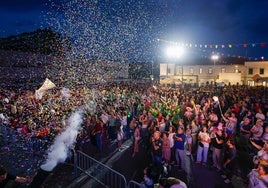 El chupinazo y el confeti marcan el comienzo de las fiestas tras el pregón