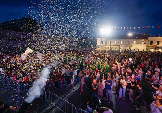 El chupinazo y el confeti marcan el comienzo de las fiestas tras el pregón