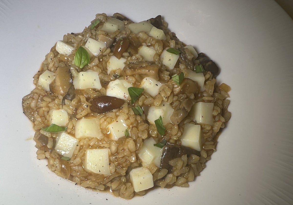 Arroz con setas, boletus y queso ahumado.