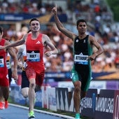 Attaoui levanta su brazo derecho en señal de victoria en la meta de París.