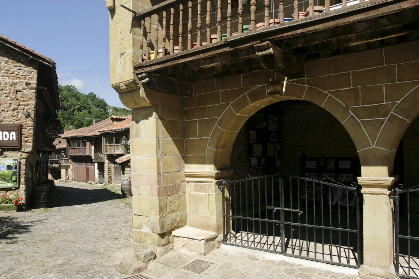Portalada arqueada en el  conjunto histórico artístico.