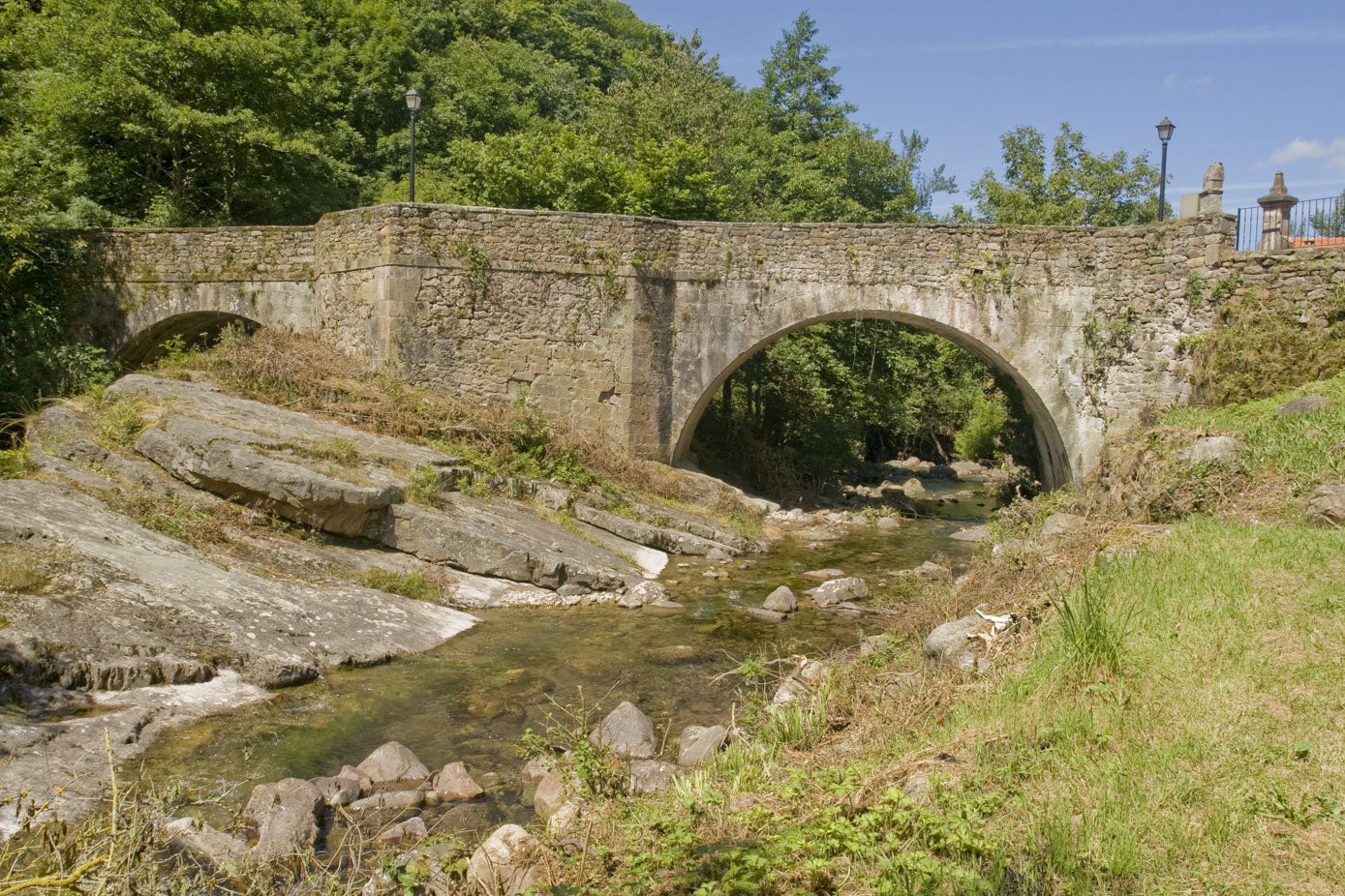 Puente de Bárcena Mayor sobre el río Saja, en plena comarca Saja-Nansa.
