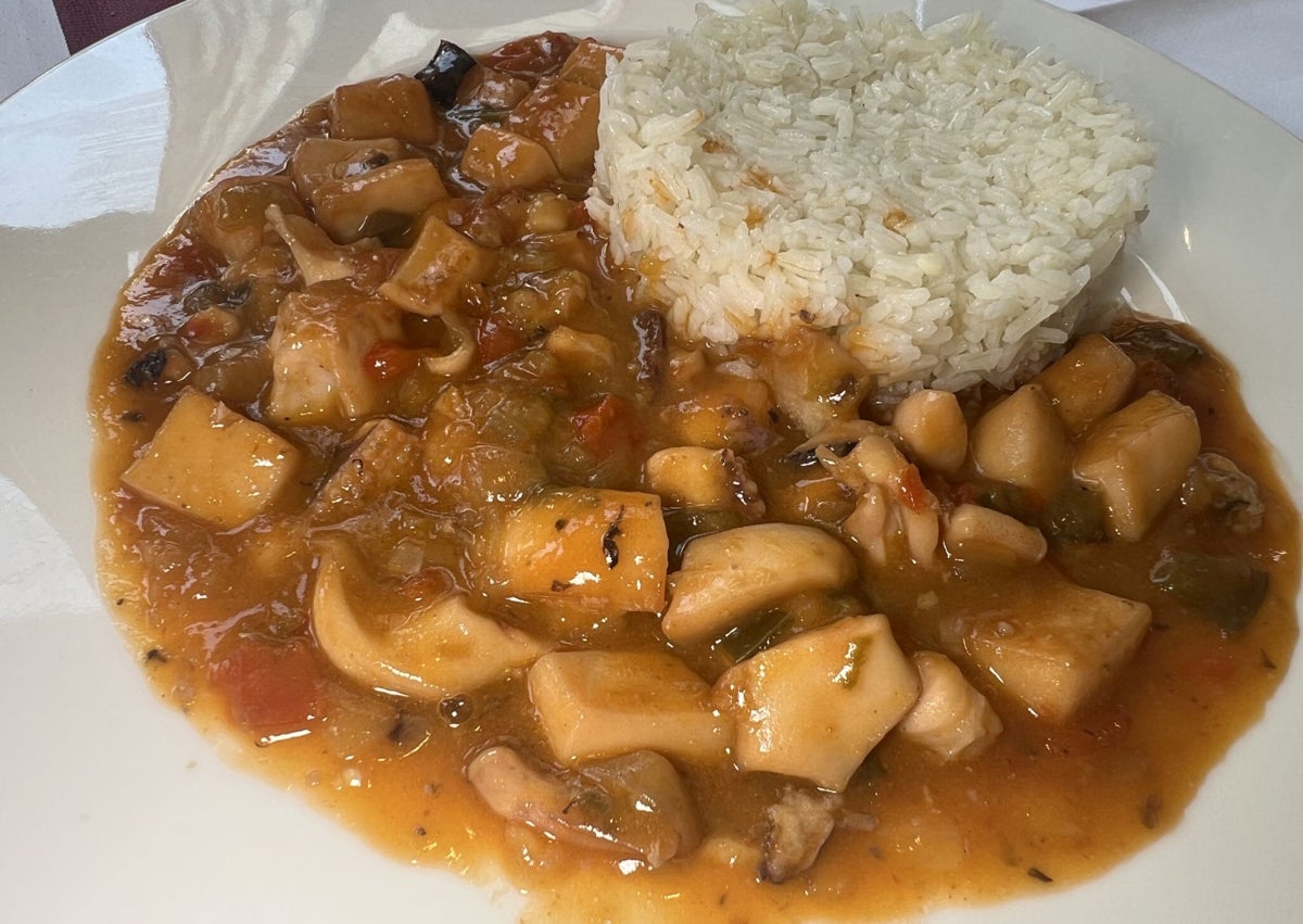 Imagen secundaria 1 - Tartar de bonito del Cantábrico, guiso de cachón con arroz blanco y tarta de queso,