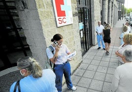 Usuarios a la puerta del centro de salud La Marina, en la calle Castilla.