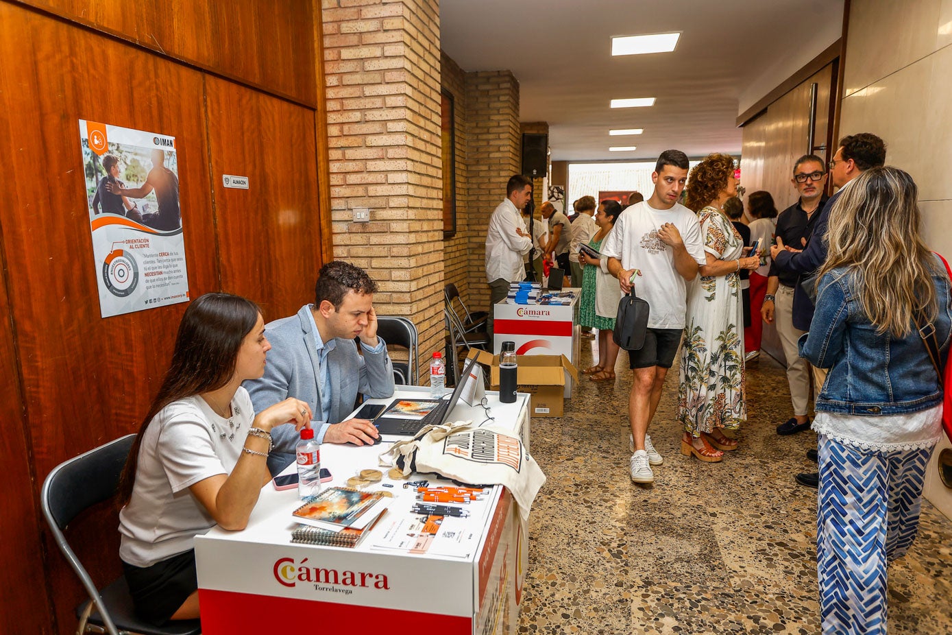 En la feria de empleo, celebrada en la Cámara de Comercio de Torrelavega, participaron un total de 23 empresas.