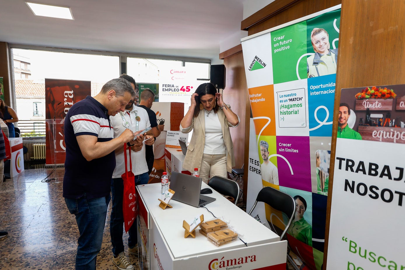Los casi 200 interesados recorrieron stand por stand en busca de una oportunidad laboral.