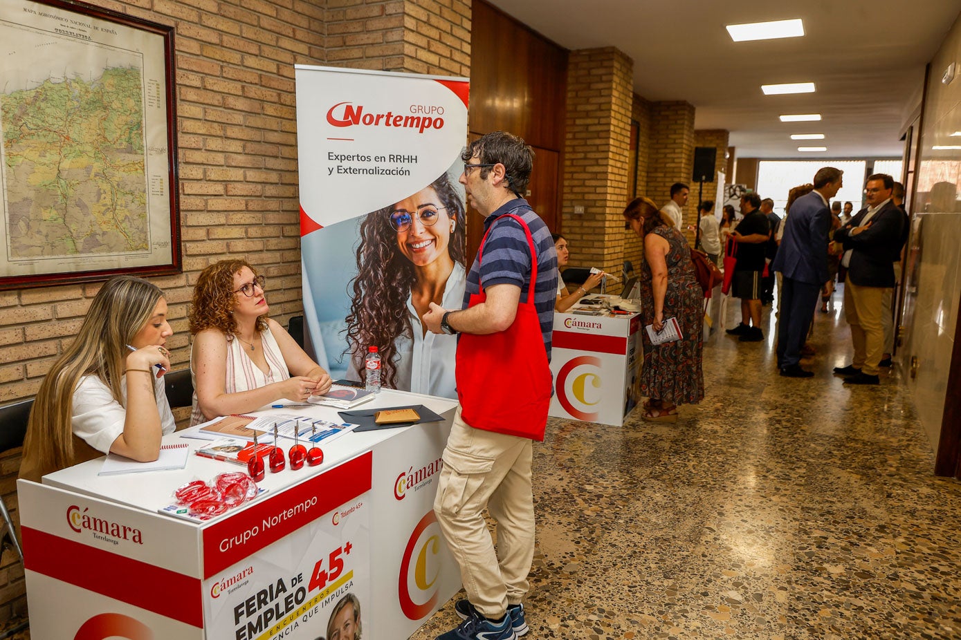 Este evento tuvo como objetivo facilitar encuentros directos entre los participantes y empresas que tienen procesos de selección abiertos y necesidades de contratación.