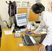 Sanidad capta a tres médicos de familia de otras comunidades para trabajar en verano en Cantabria
