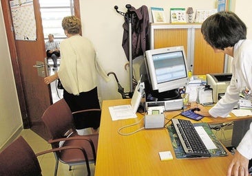 Sanidad capta a tres médicos de familia de otras comunidades para trabajar en verano en Cantabria