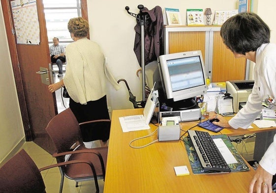 Una paciente sale de la consulta de un médico de familia.