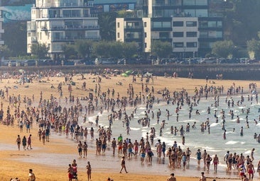 Bañistas aprovechan el calor para darse un chapuzón en la Segunda de El Sardinero.