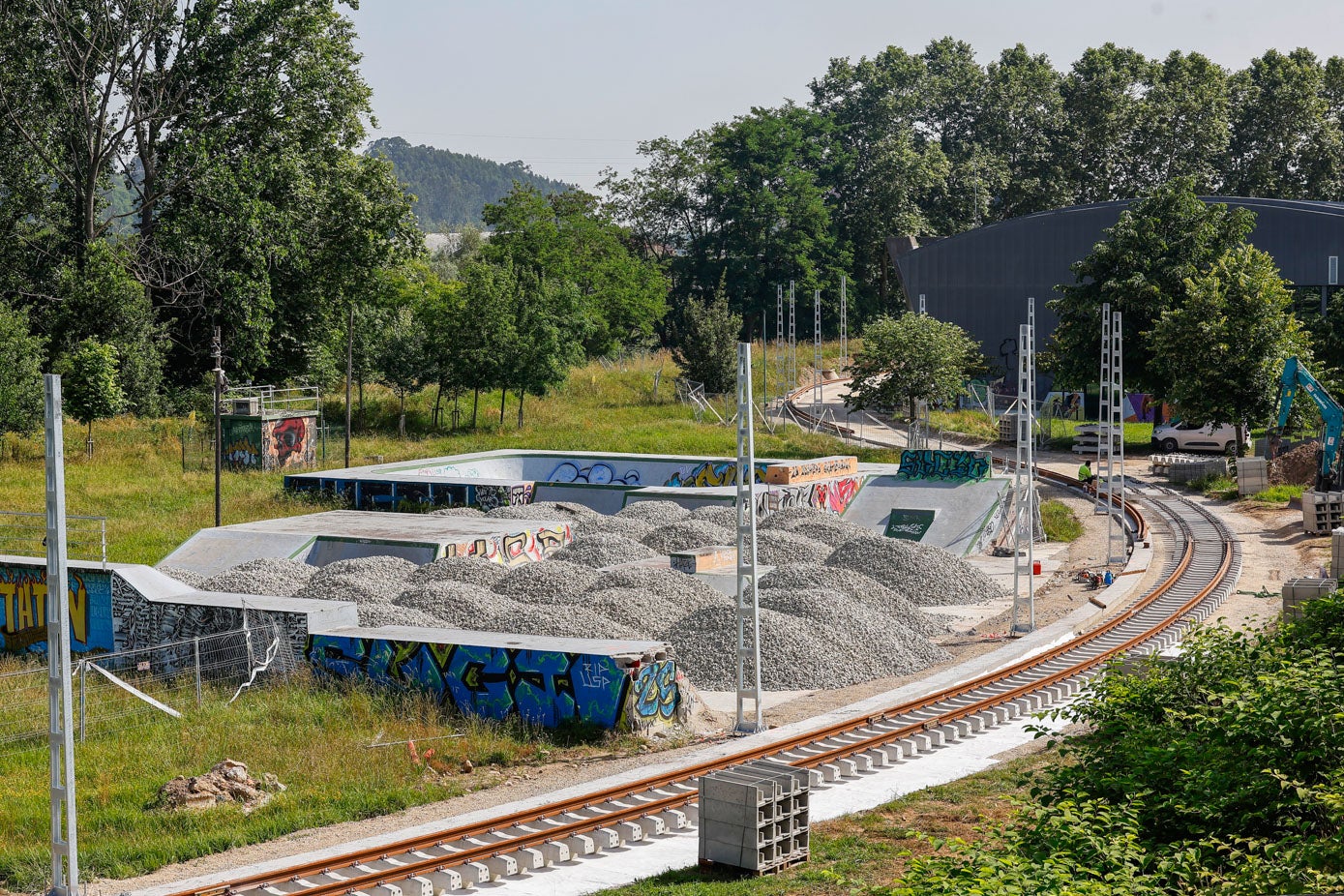 Las vías del futuro desvío provisional invaden el norte de la ciudad y componen al trazado ferroviario que operara temporalmente, tantos años como dure la obra del soterramiento