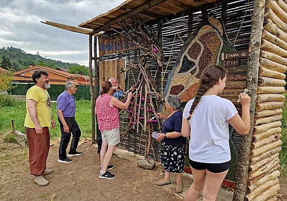 Los participantes finalizan la primera de las once escenas que se realizarán.