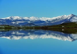 Reflejos de las montañas de Campoo en el embalse del Ebro.