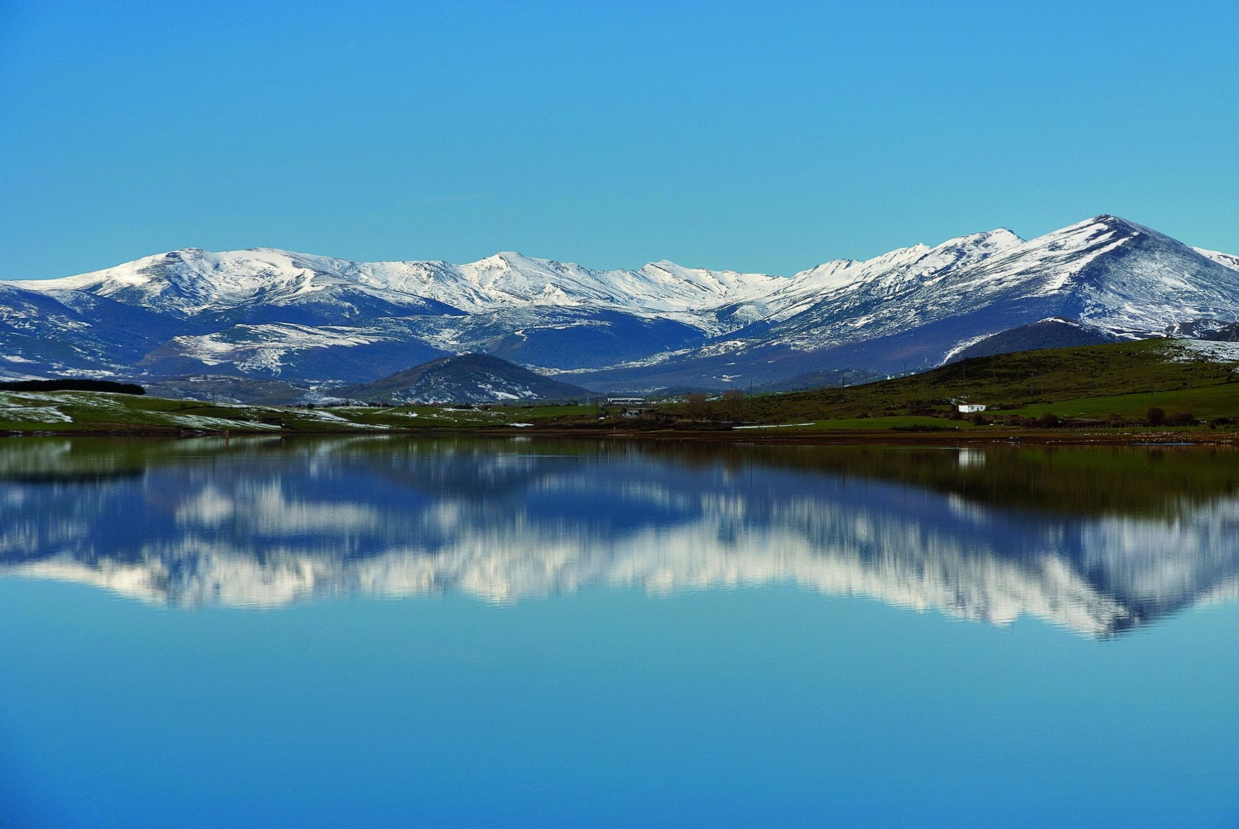 Reflejos de las montañas de Campoo en el embalse del Ebro.