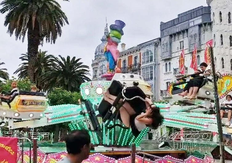 En el video de Redes Sociales se ve como caen dos a poca altura y una tercera queda colgada