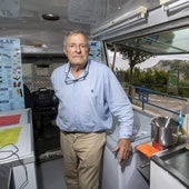El heladero posa en su furgoneta de La Polar con todo preparado para trabajar y Mataleñas y Cabo Menor de fondo
