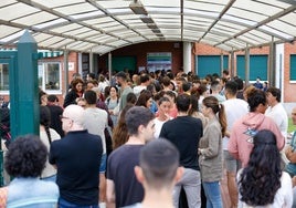 Acceso de candidatos convocados en el IES La Albericia de Santander.