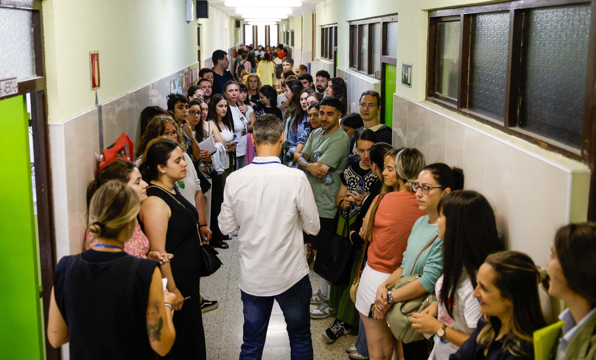 Los examinados en uno de los pasillos del IES La Albericia de Santander.