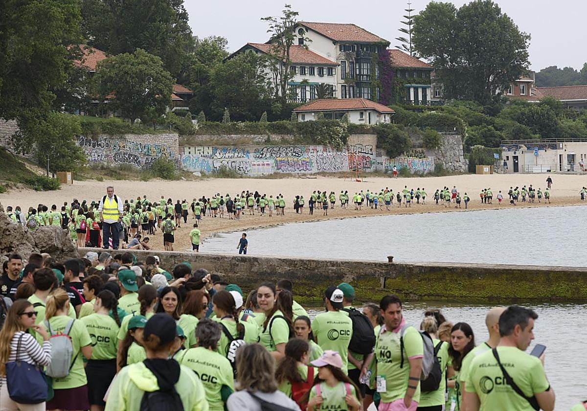 Casi 900 personas han participado este sábado en la marcha por la ELA en Santander, que ha comenzado en la playa de Los Peligros.