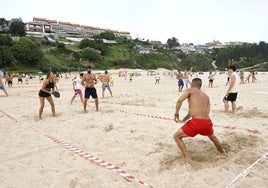 Uno de los grupos de palistas que se acercaron ayer hasta La Concha para participar en un maratón no competitivo.