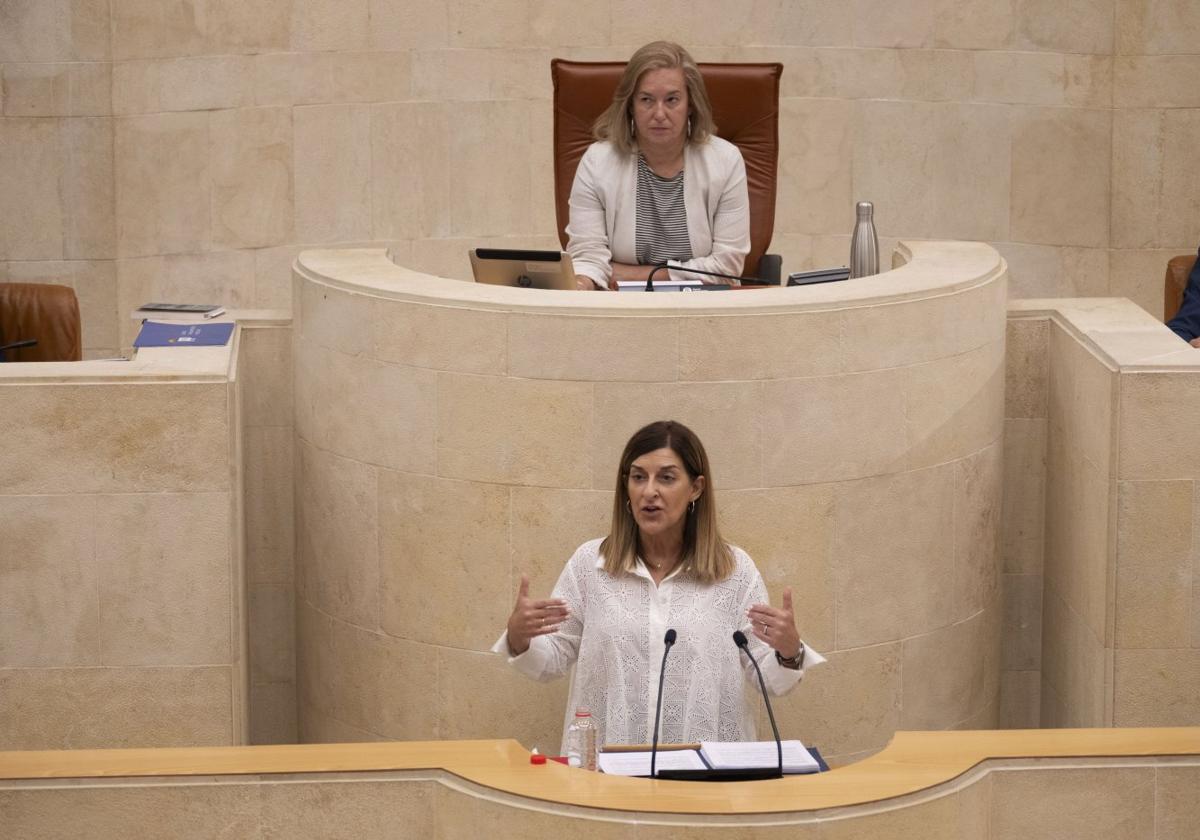 Buruaga, en la tribuna, junto a la presidenta del Parlamento.