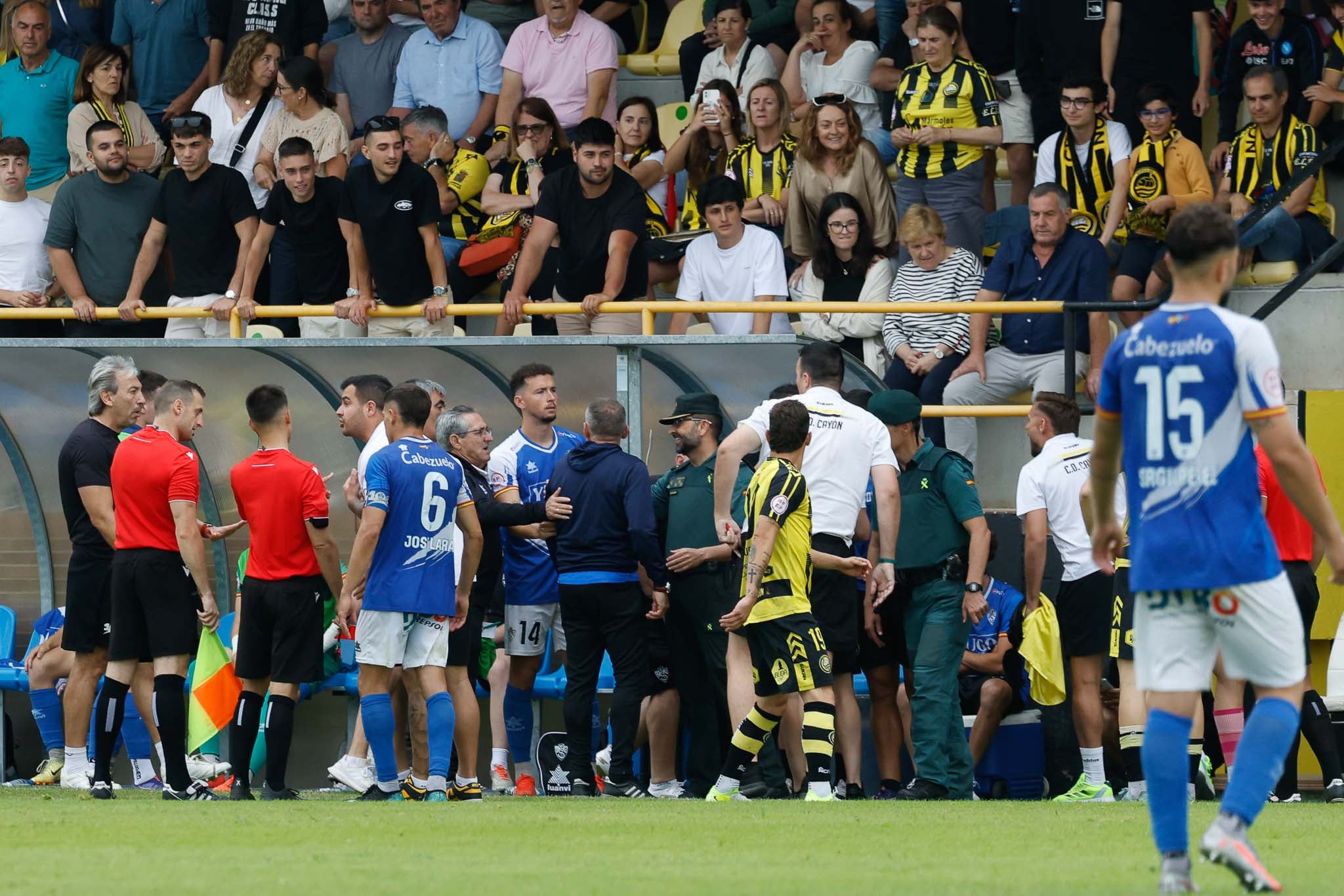 Los colegiados se acercan al banquillo