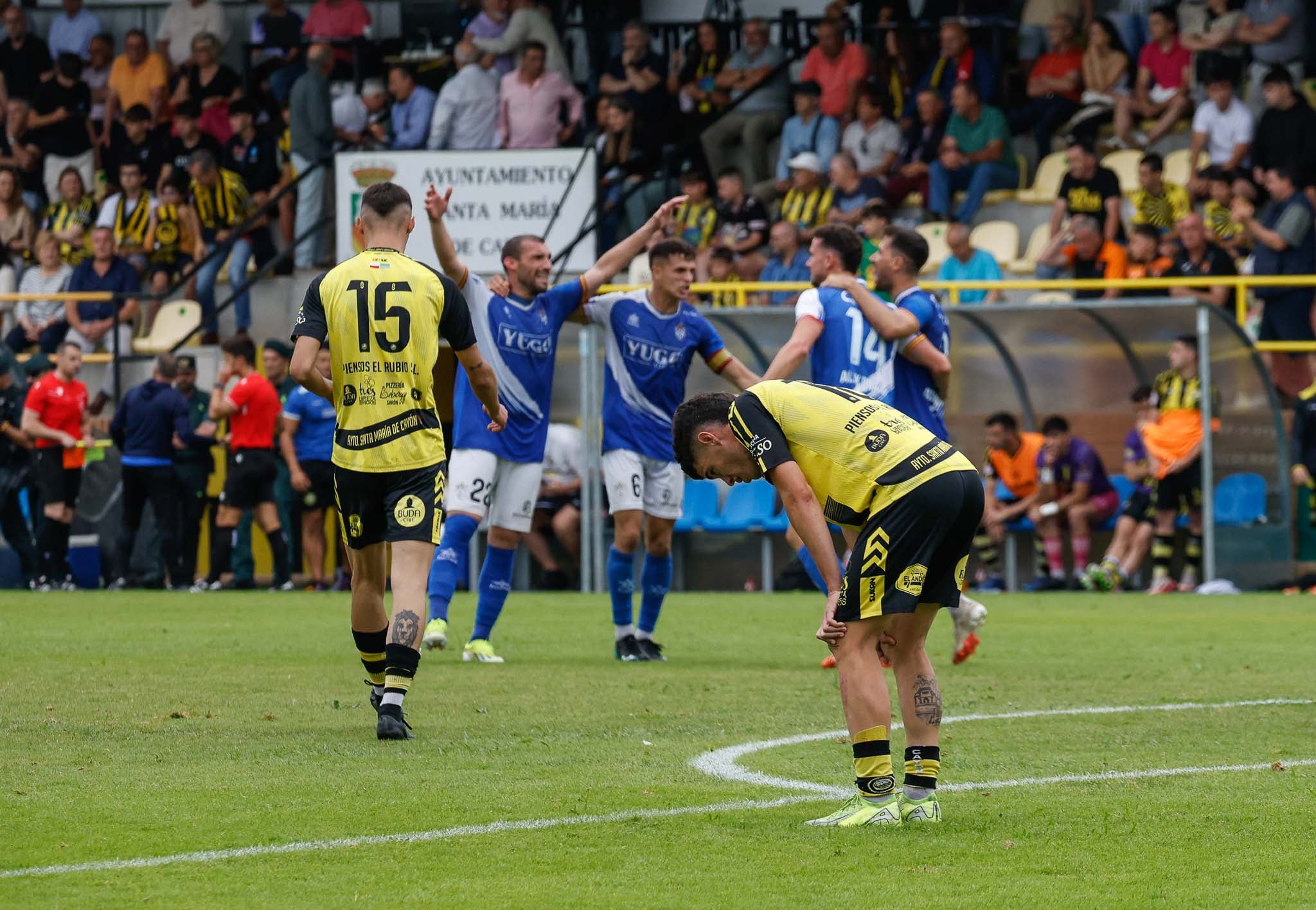 El Socuéllamos celebra su victoria en el Fernando Astobiza mientras los jugadores del Cayón se lamentan