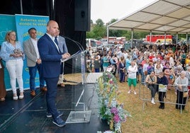 El entrenador del Racing, José Alberto López, recogiendo el reconocimiento como persona ilustre del XIV Encuentro asturcántabro.