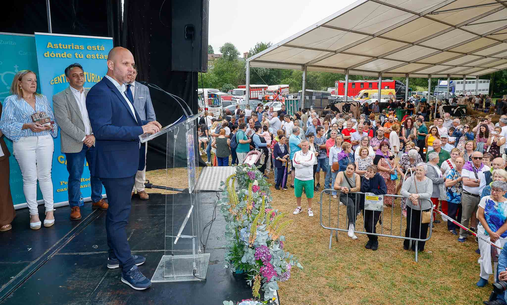 José Alberto López recoge el reconocimiento como persona ilustre del XIV Encuentro Asturcántabro.