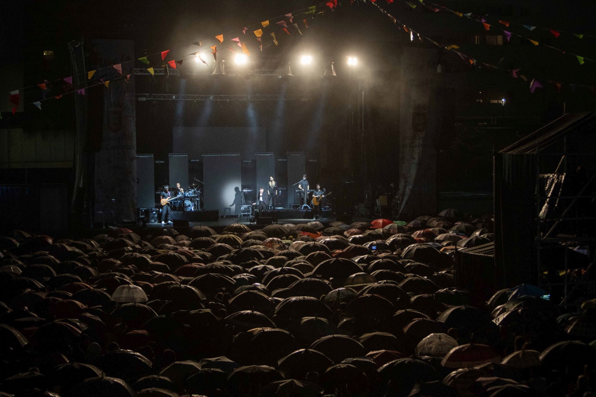 El concierto arrancó puntual y se prolongó una hora y media