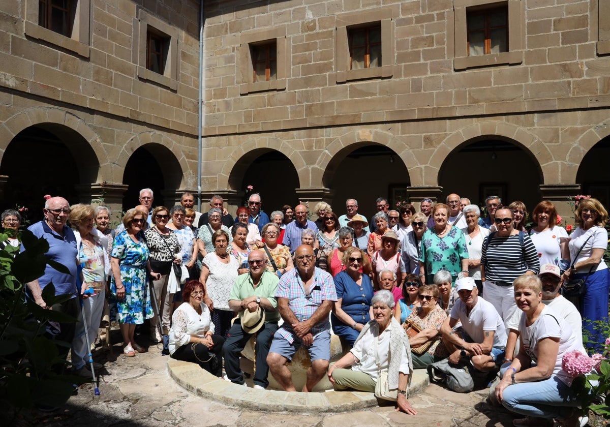 Los integrantes de la asociación «Don Pelayo» en el claustro del monasterio de Santo Toribio