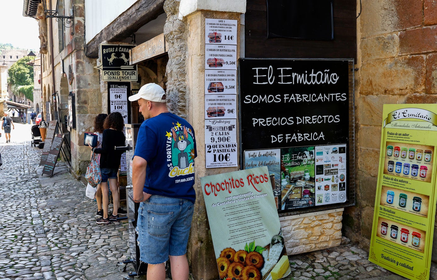 Turistas frente a establecimientos en el casco histórico.