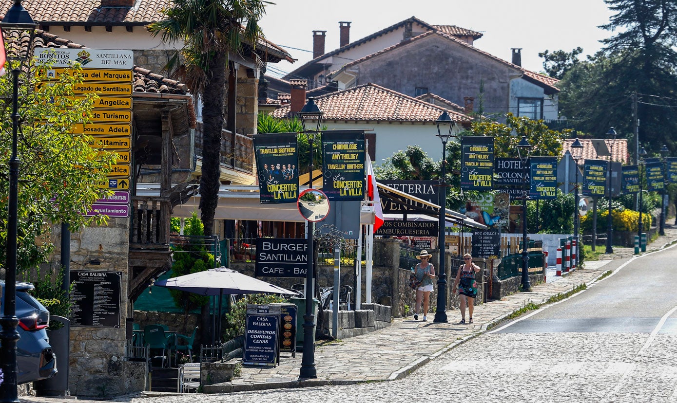 La Avenida de Dorat, llena de negocios de hostelería y en la que se observa el arreglo reciente de la carretera que ha unido las dos partes de la villa.