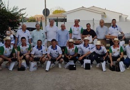 Jugadores, organizadores y autoridades en la entrega de premios del concurso de bolos en El Puerto.